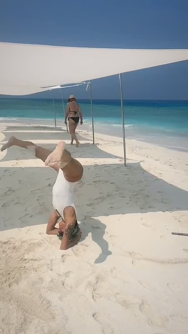 Post 2 by Yoga con Olivia Ratkai on Instagram (video)