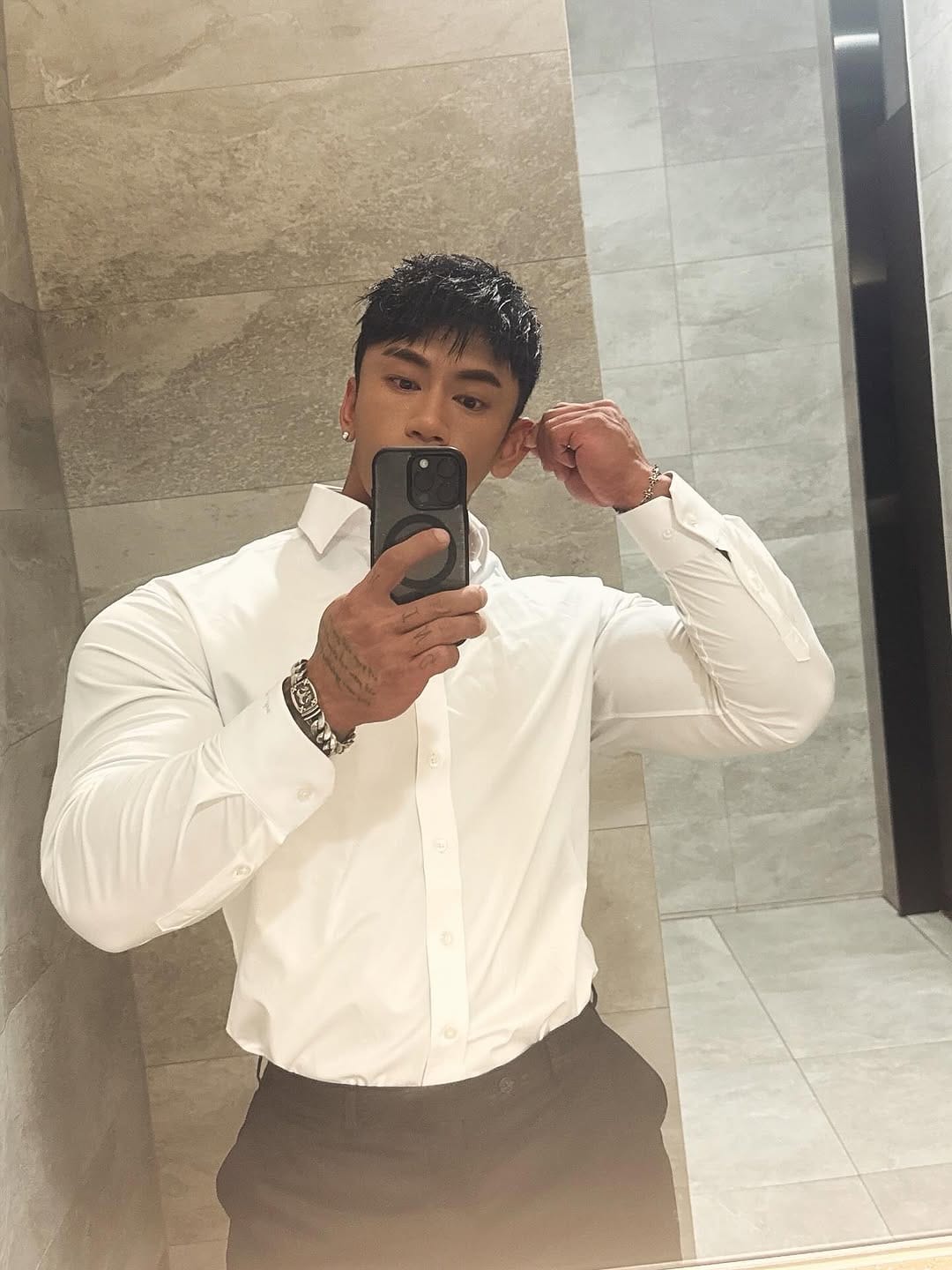 Post 8 by 고경준 on Instagram (carousel)