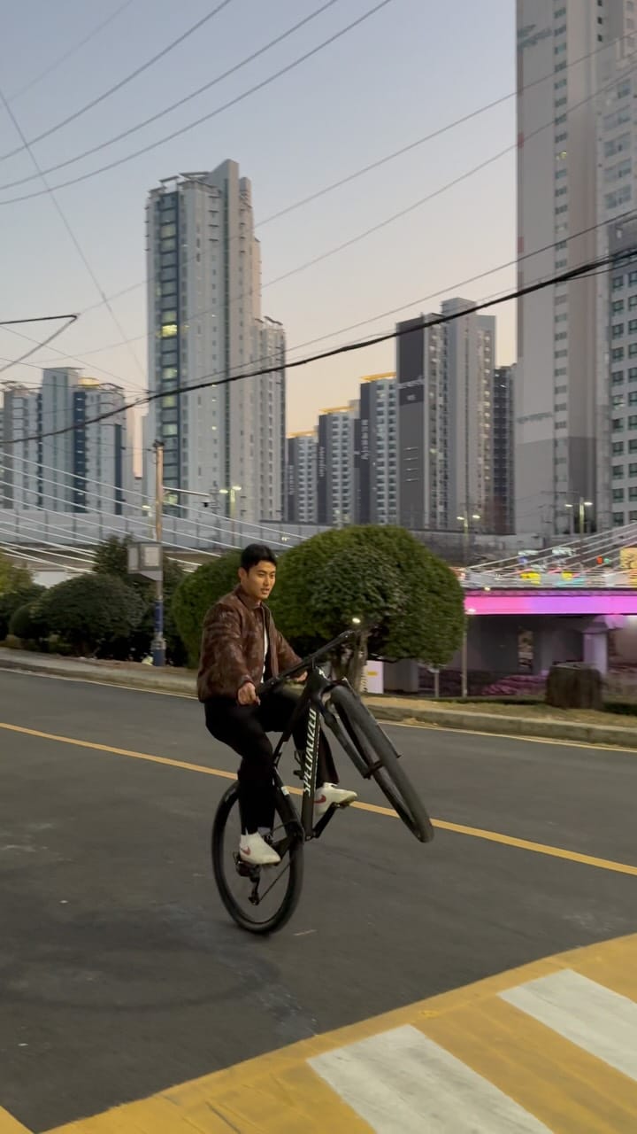 Post 4 by beomjung Kim on Instagram (video)