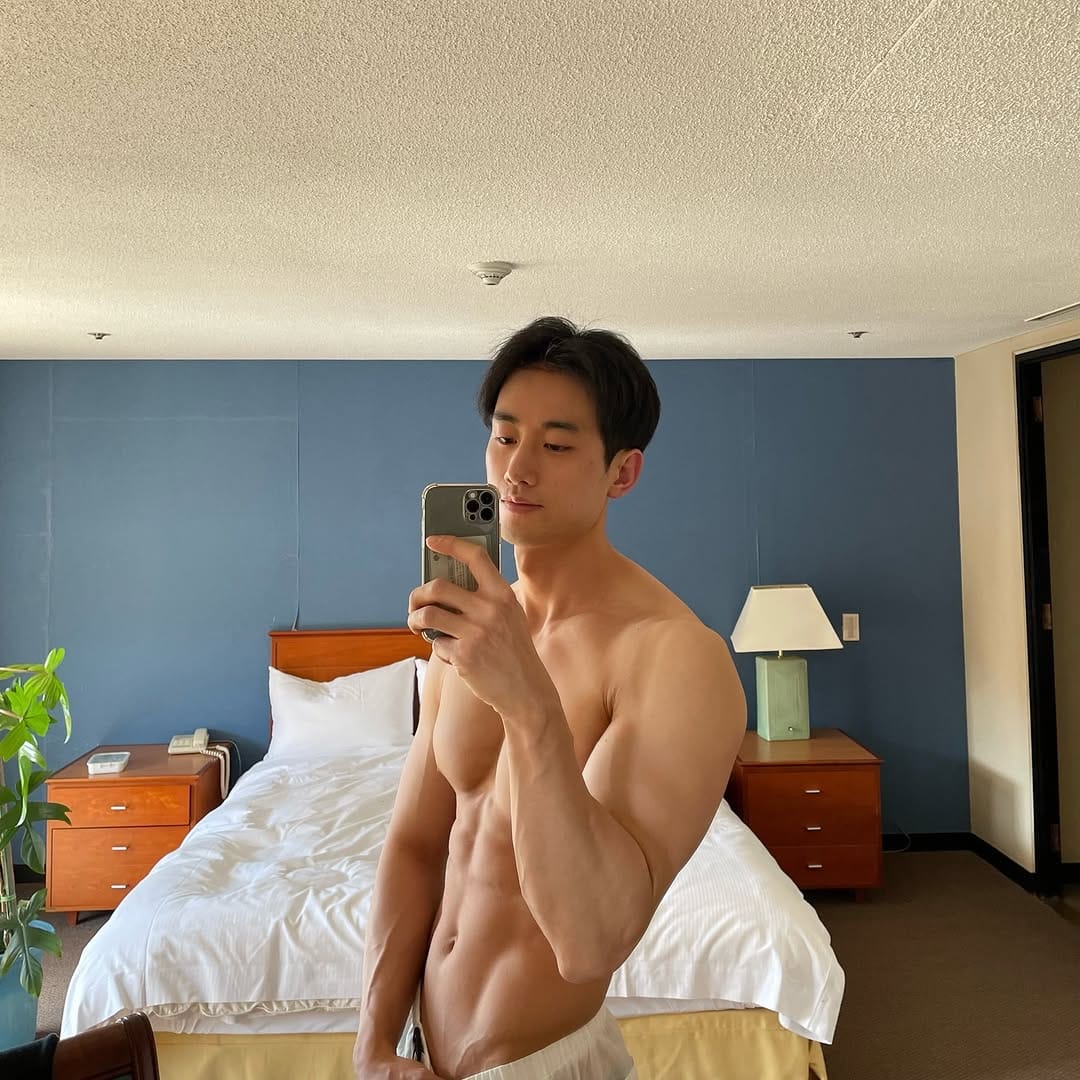 Post 10 by 박찬웅 on Instagram (carousel)