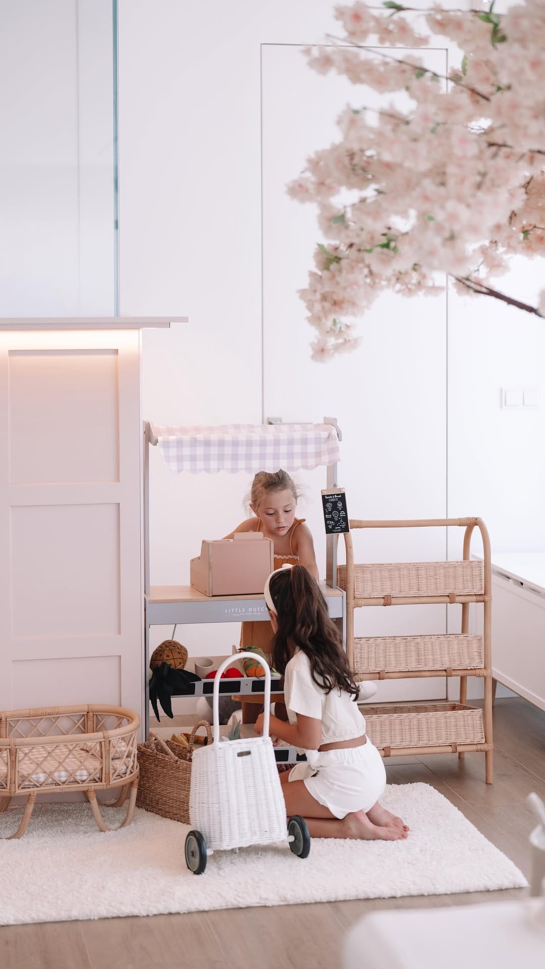 Post 10 by ✨ Karin Comes ✨ on Instagram (video)