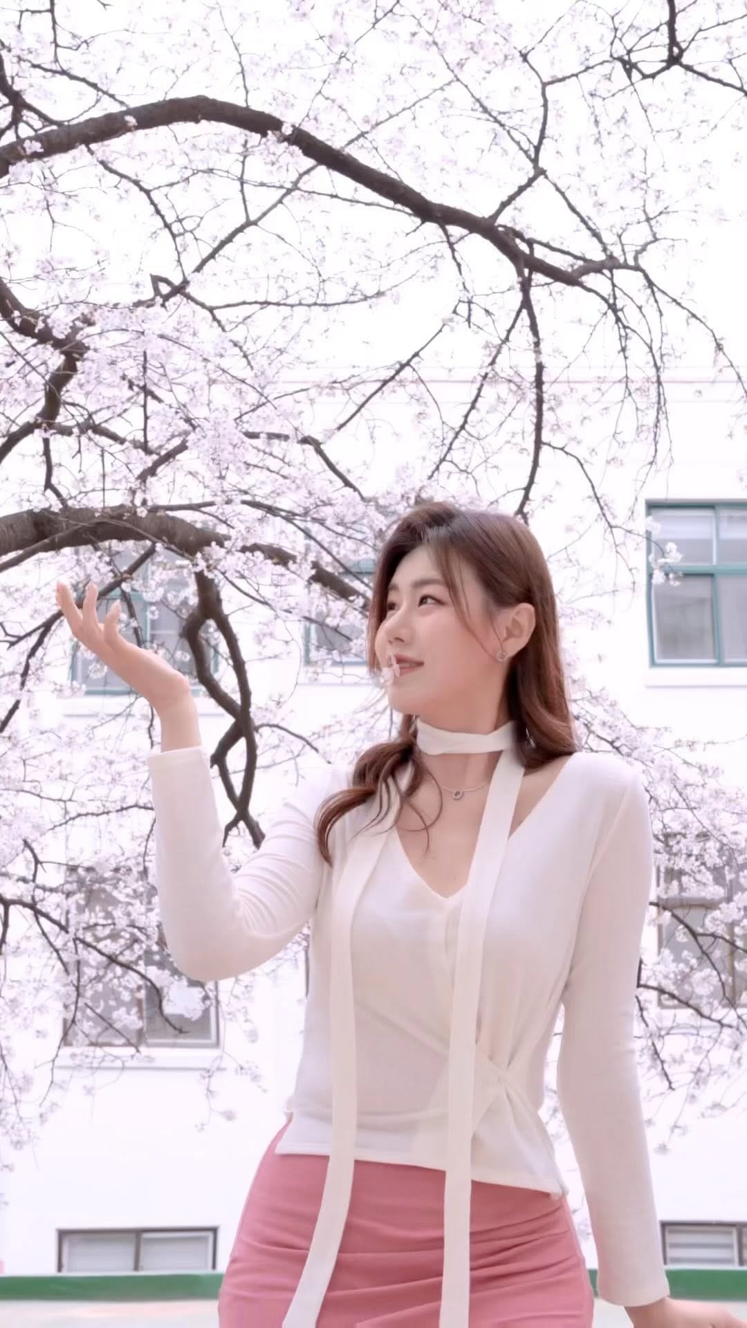 Post 8 by 김민지/minji kim on Instagram (video)