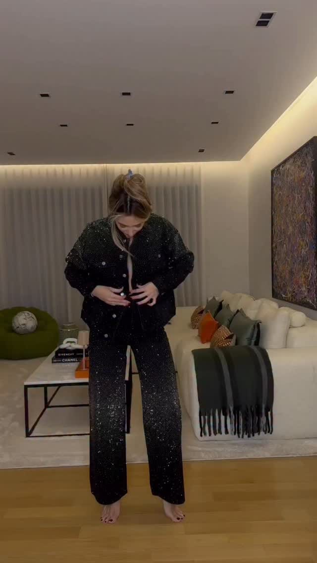 Post 6 by Rivière on Instagram (video)