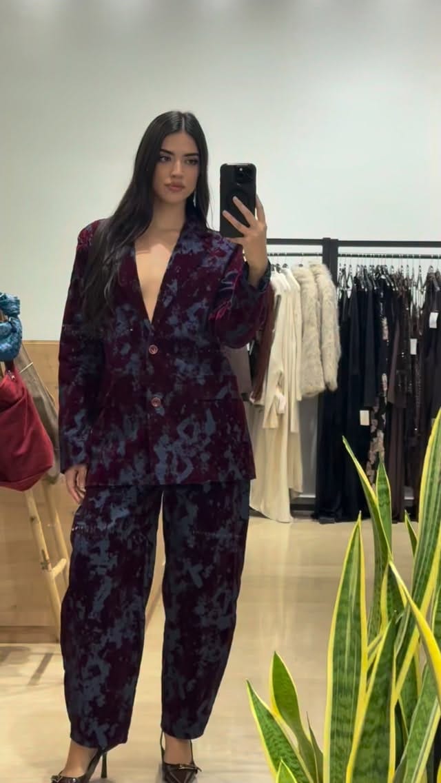 Post 8 by Rivière on Instagram (video)