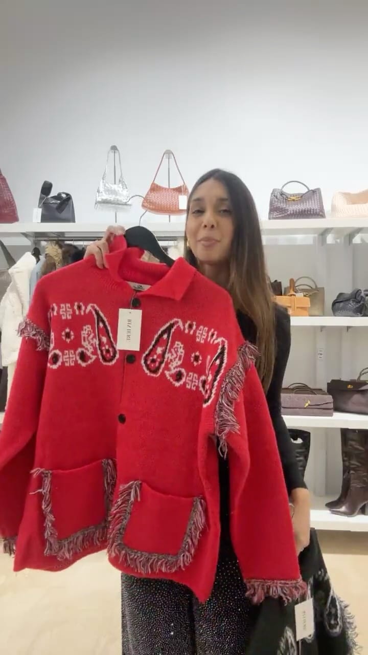 Post 3 by Rivière on Instagram (video)