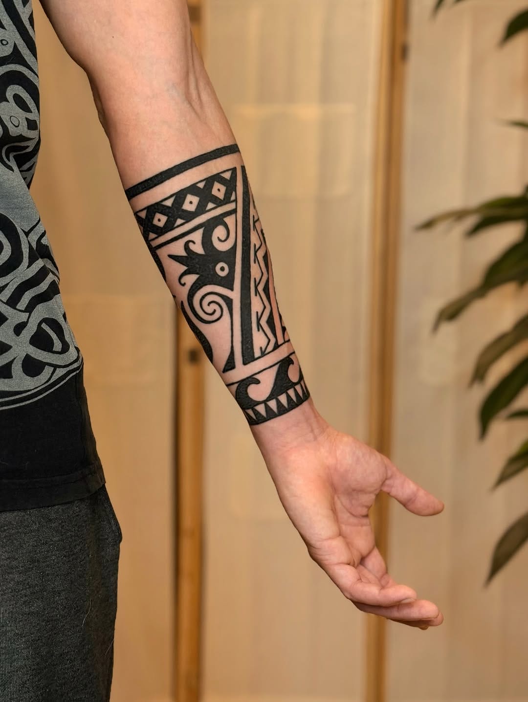 Post 2 by ✥ ORNAMENTAL • TRIBAL • BLACKWORK • DOTWORK ✥ on Instagram (carousel)