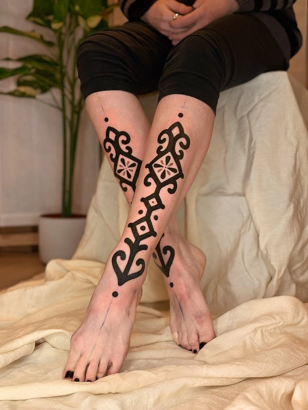 Post 3 by ✥ ORNAMENTAL • TRIBAL • BLACKWORK • DOTWORK ✥ on Instagram (carousel)