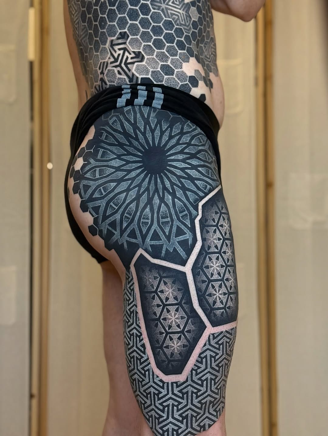 Post 8 by ✥ ORNAMENTAL • TRIBAL • BLACKWORK • DOTWORK ✥ on Instagram (carousel)