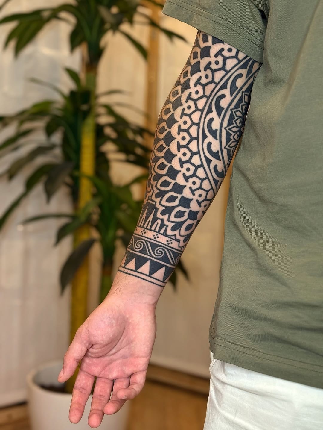 Post 7 by ✥ ORNAMENTAL • TRIBAL • BLACKWORK • DOTWORK ✥ on Instagram (carousel)
