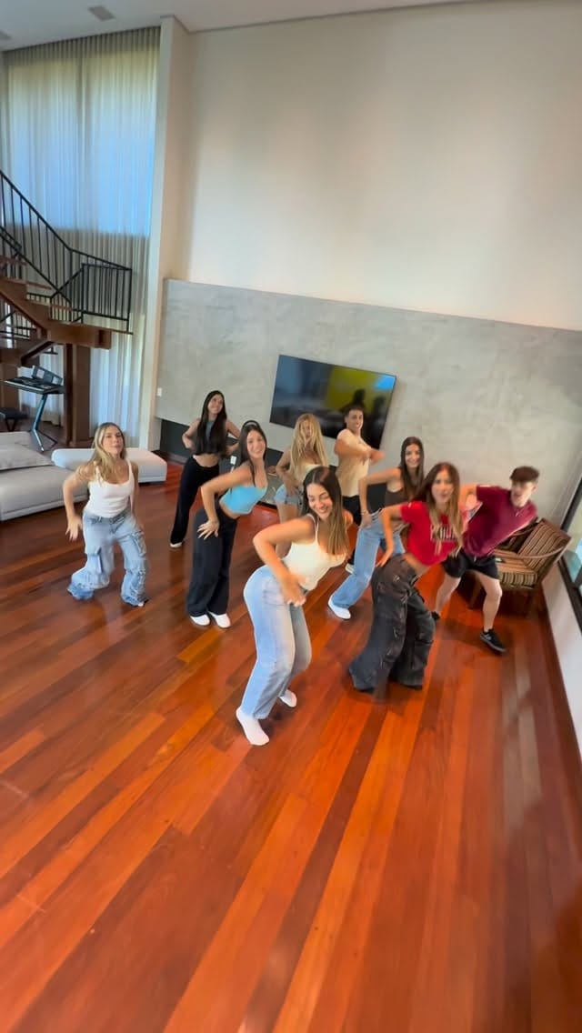 Post 5 by Camila Lins on Instagram (video)