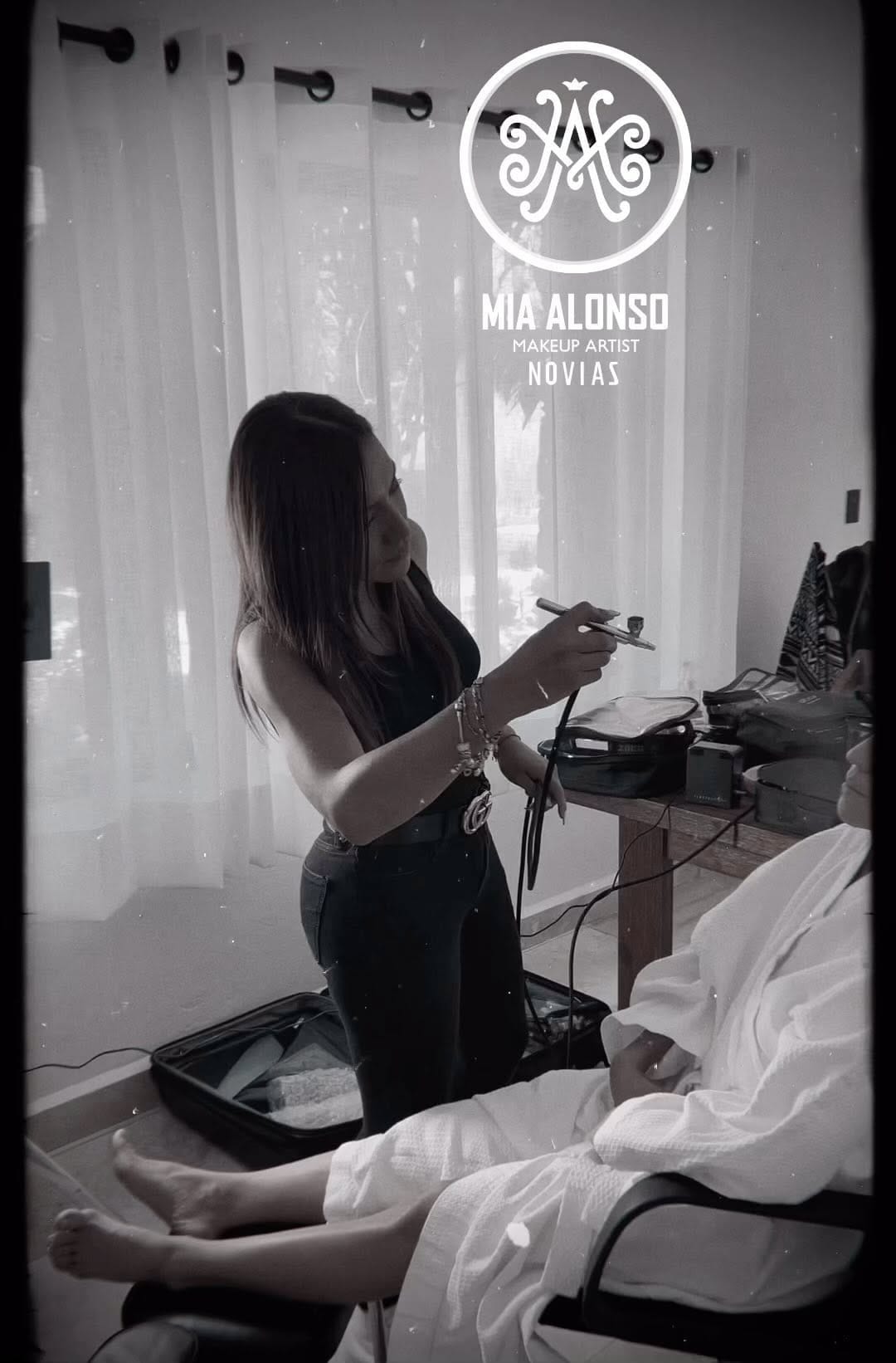 Post 8 by Mia Alonso Makeup Artist on Instagram (video)