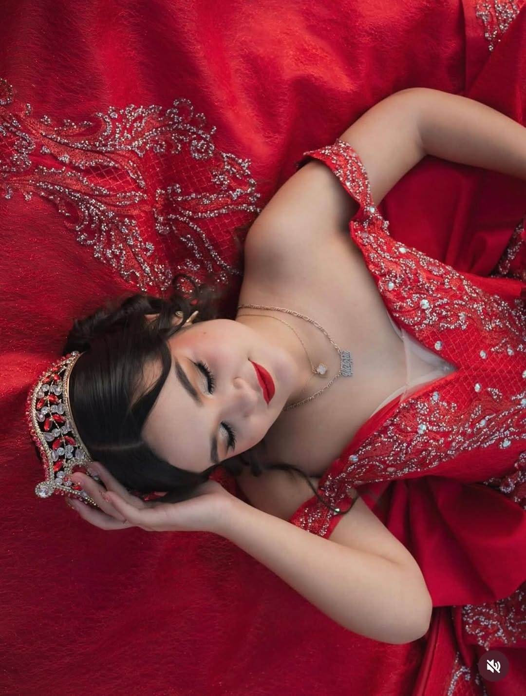 Post 1 by 𝓢𝓸𝓯𝓲́𝓪 𝓿𝓪𝓵𝓮𝓷𝔃𝓾𝓮𝓵𝓪 𝓶𝓪𝓴𝓮𝓾𝓹 on Instagram (carousel)