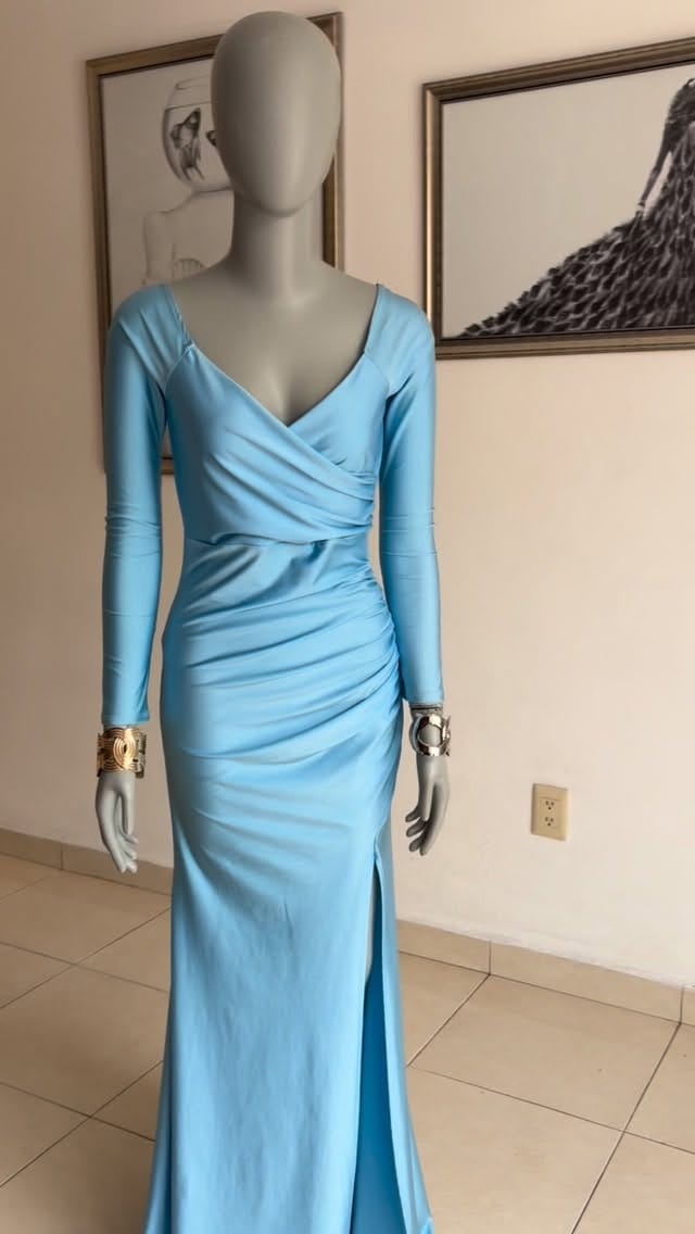 Post 7 by MorenaMia / Venta de vestidos on Instagram (video)