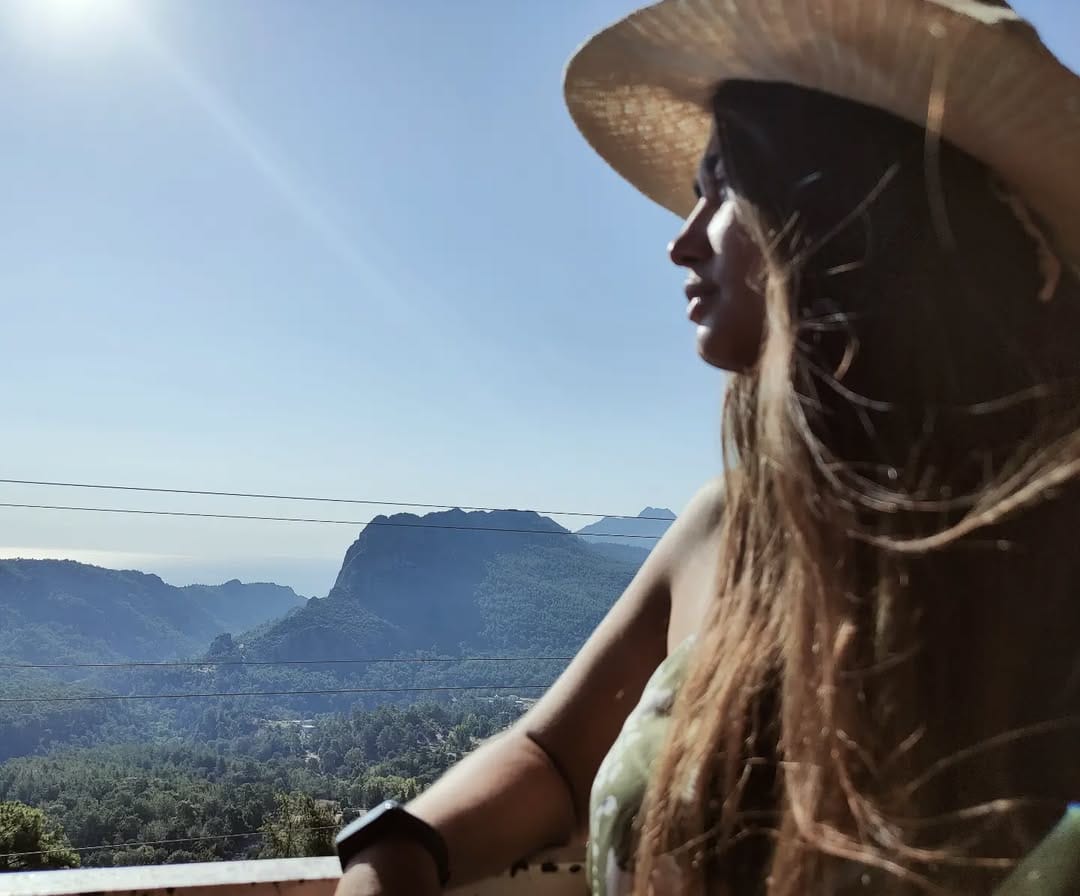 Post 1 by Melek Özen on Instagram (image)