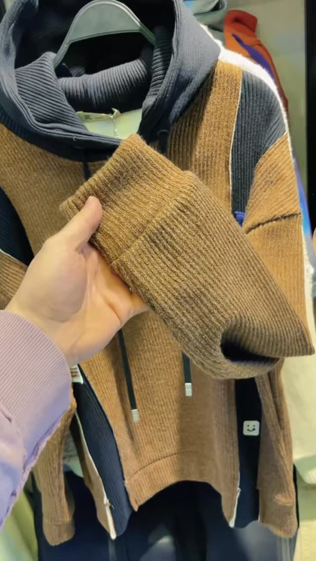 Post 2 by 👍D j. plus 💪 fashion🔥 on Instagram (video)