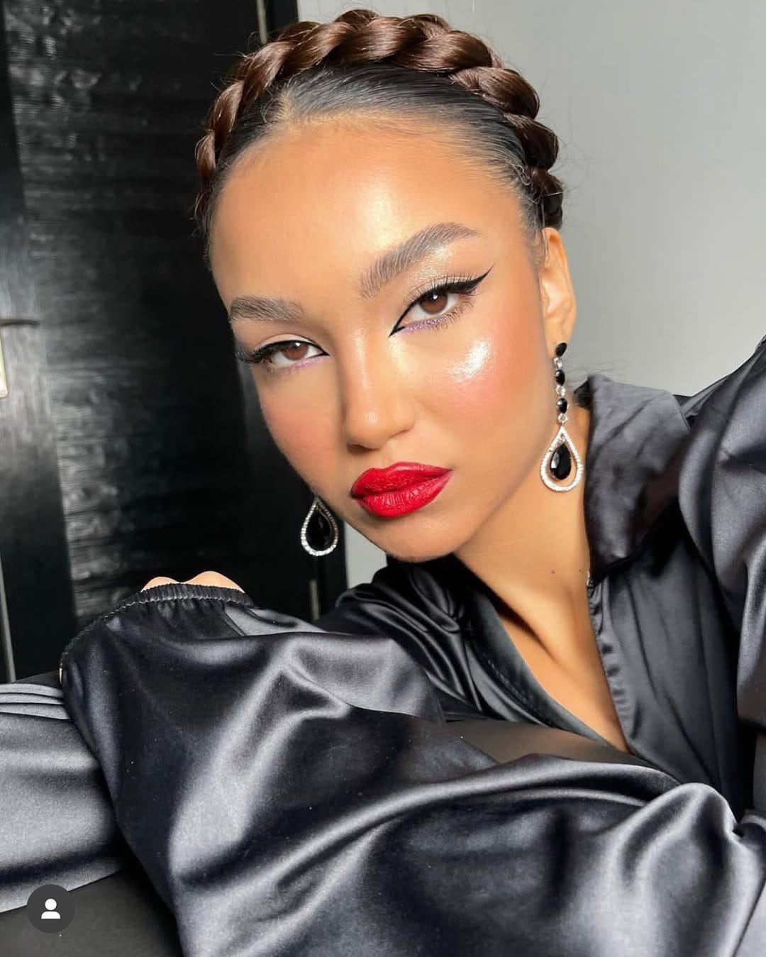 Post 10 by Hanifeönalann on Instagram (image)