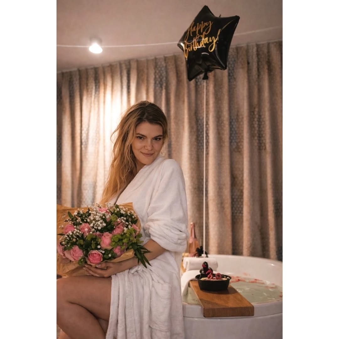 Post 3 by 𝐊𝐢𝐦 𝐇𝐚𝐮𝐬 🌸 | 𝐏𝐞𝐭𝐢𝐭𝐞 𝐌𝐨𝐝𝐞𝐥 | 𝐀𝐜𝐭𝐫𝐞𝐬𝐬 | 𝐔𝐆𝐂 on Instagram (carousel)