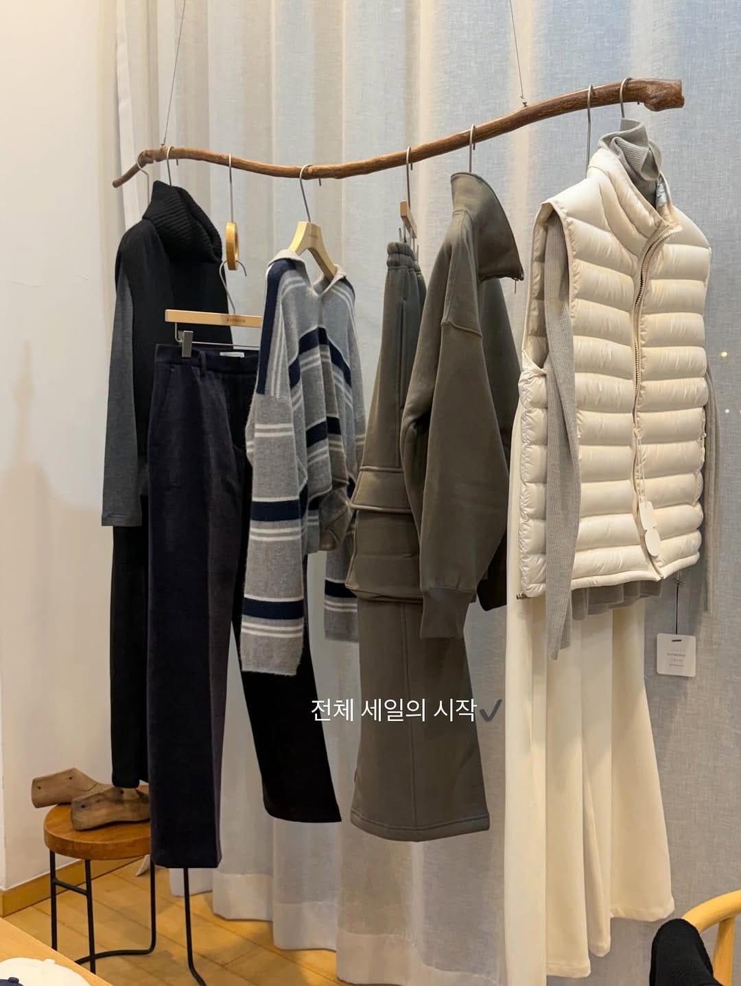 Post 3 by 유인영 𝒃𝒚 𝒌𝒂𝒕𝒆 on Instagram (carousel)