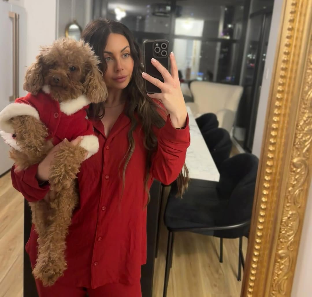 Post 10 by Valentina 🖤 on Instagram (carousel)