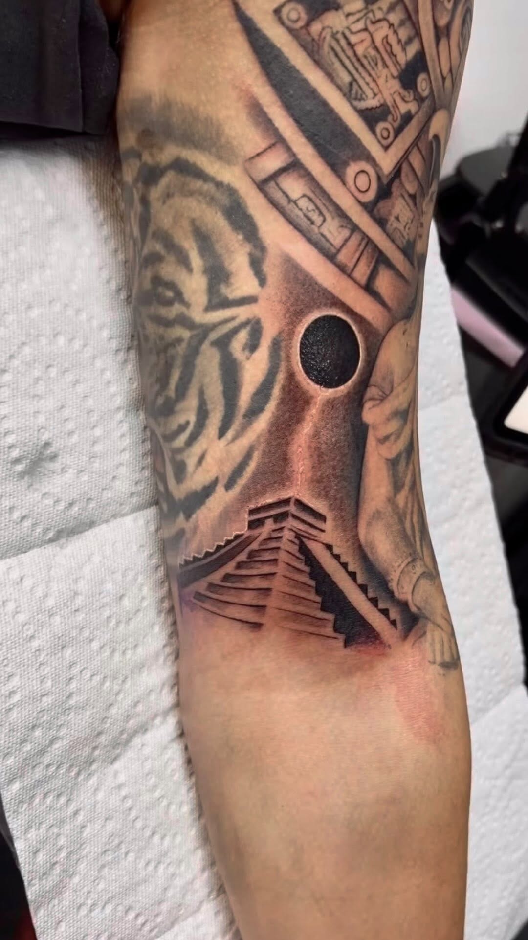 Post 10 by Firme Copias Empire Tattoo Studio on Instagram (video)