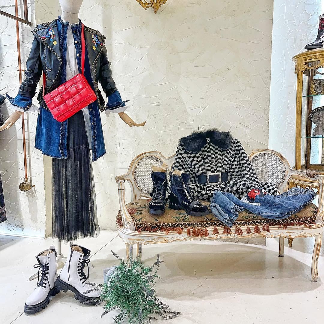 Post 4 by SANDY KOSTA eShop ® on Instagram (carousel)