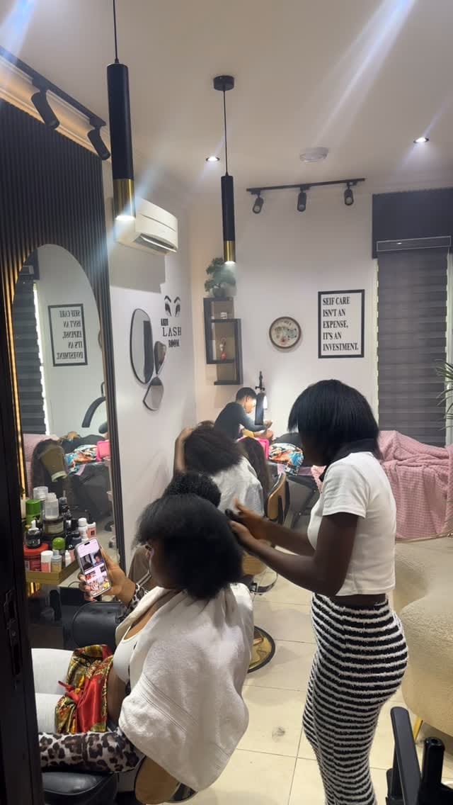 Post 3 by Dubai / lagos hair stylist / Beautician 🇳🇬🇦🇪 on Instagram (video)