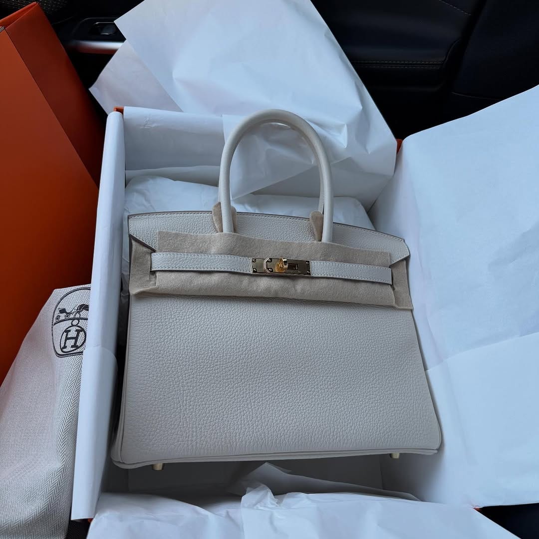 Post 5 by Personal Shopper on Instagram (image)