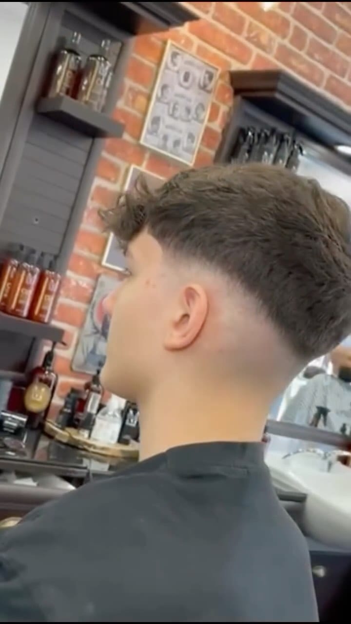 Post 8 by Friseur Basil Hairstyling on Instagram (video)