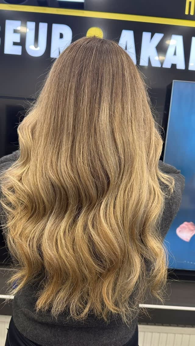 Post 9 by Friseur Basil Hairstyling on Instagram (video)