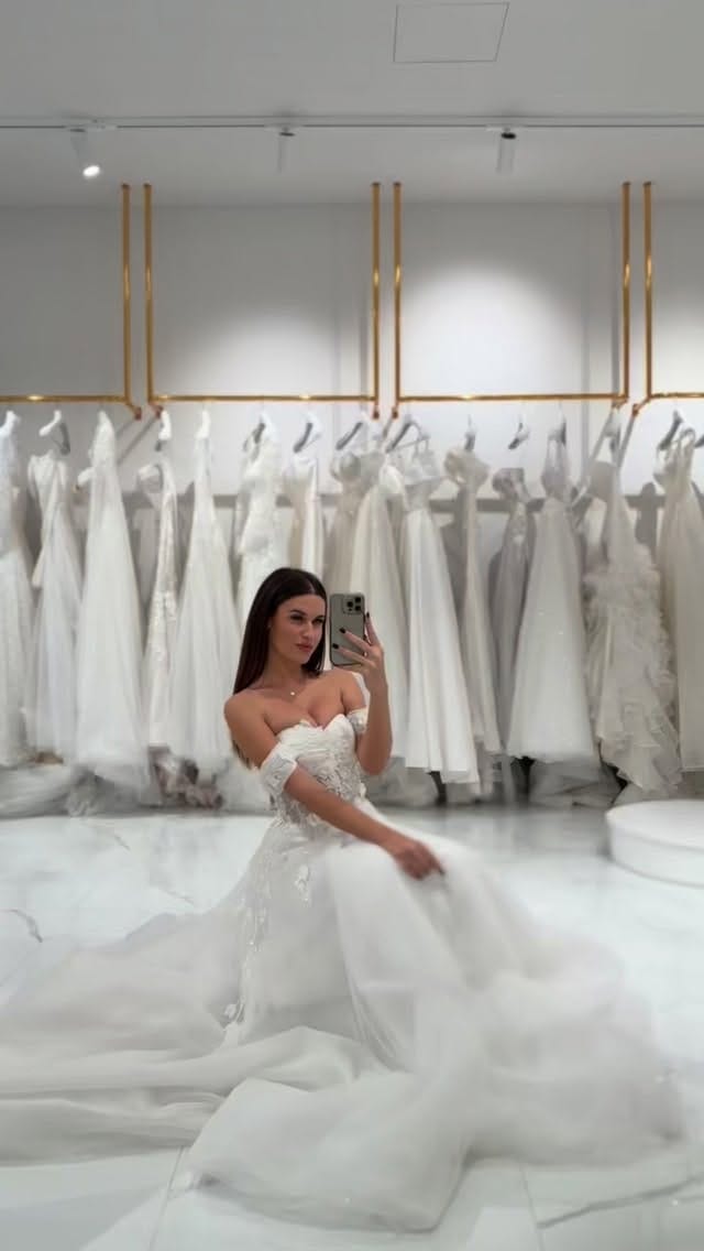 Post 2 by Atelier Nariela | Abiti sposa ,Sposo e Cerimonia donna on Instagram (video)