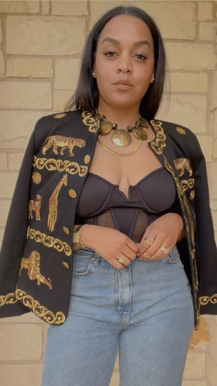 Post 6 by Veeva La Vintage on Instagram (video)