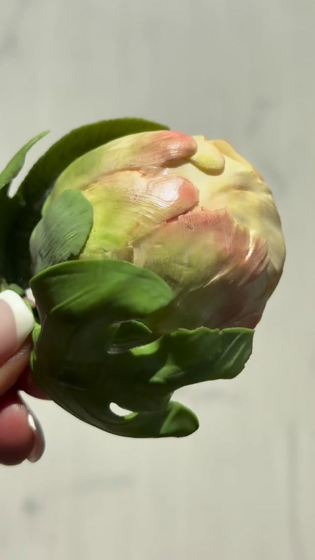 Post 1 by Bella Sugar Flowers on Instagram (video)