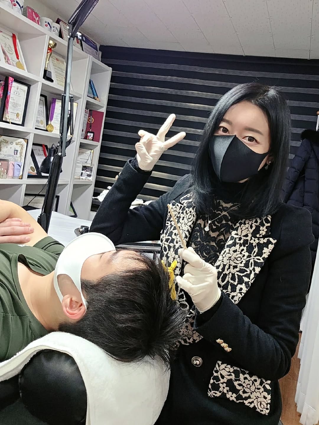 Post 2 by 시크릿바비뷰티본점 서울성북구성신여대눈썹아이라인입술반영구탈모두피채움컬러링속눈썹연장펌남자커플브라질리언왁싱헤드스파두피관리 on Instagram (carousel)