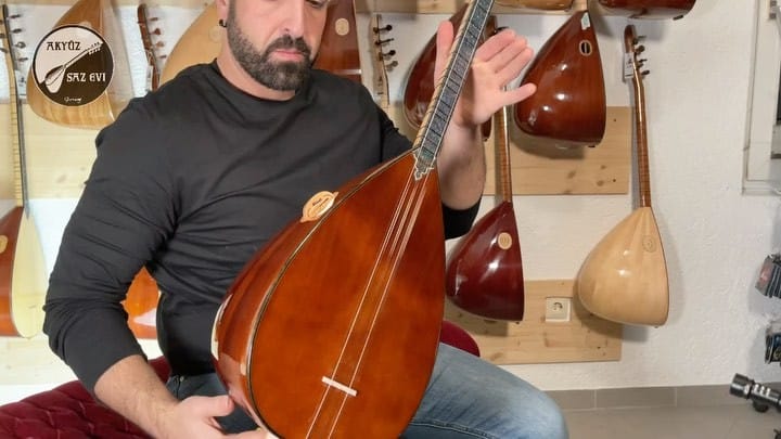 Post 7 by Akyüz Saz Evi Official 🇩🇪🎸🌏 on Instagram (video)