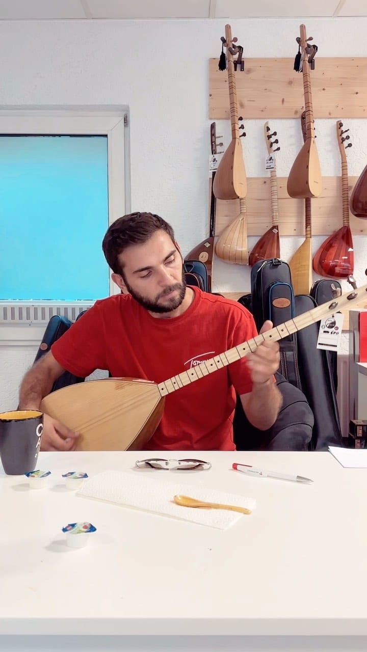 Post 1 by Akyüz Saz Evi Official 🇩🇪🎸🌏 on Instagram (video)