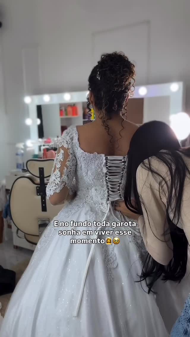 Post 3 by Talita Santana Maquiadora Profissional on Instagram (video)