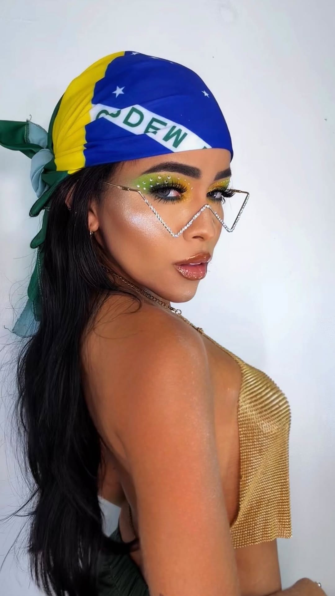 Post 1 by Talita Santana Maquiadora Profissional on Instagram (video)