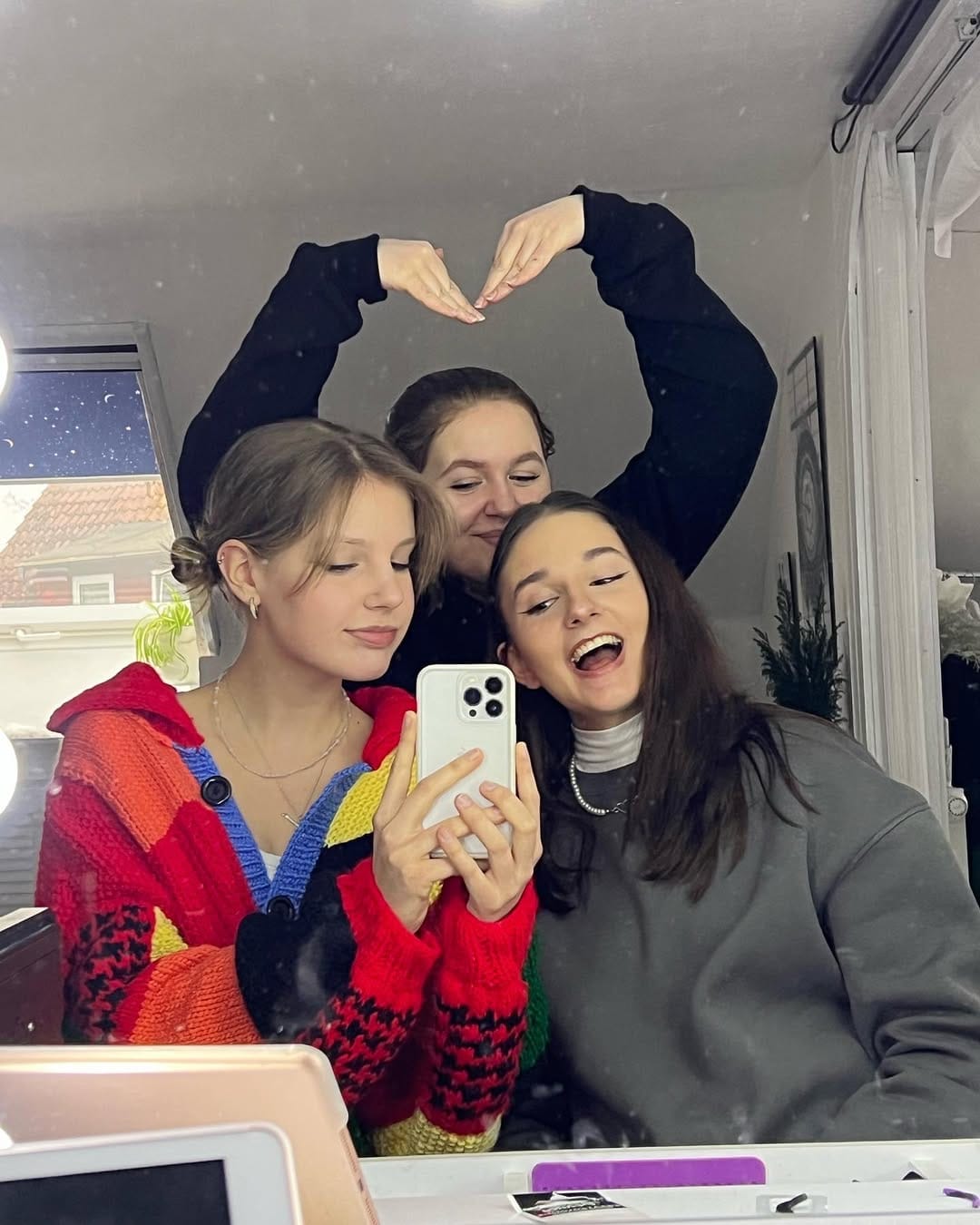 Post 4 by 𝐉 𝐔 𝐋 𝐈 𝐀 on Instagram (carousel)