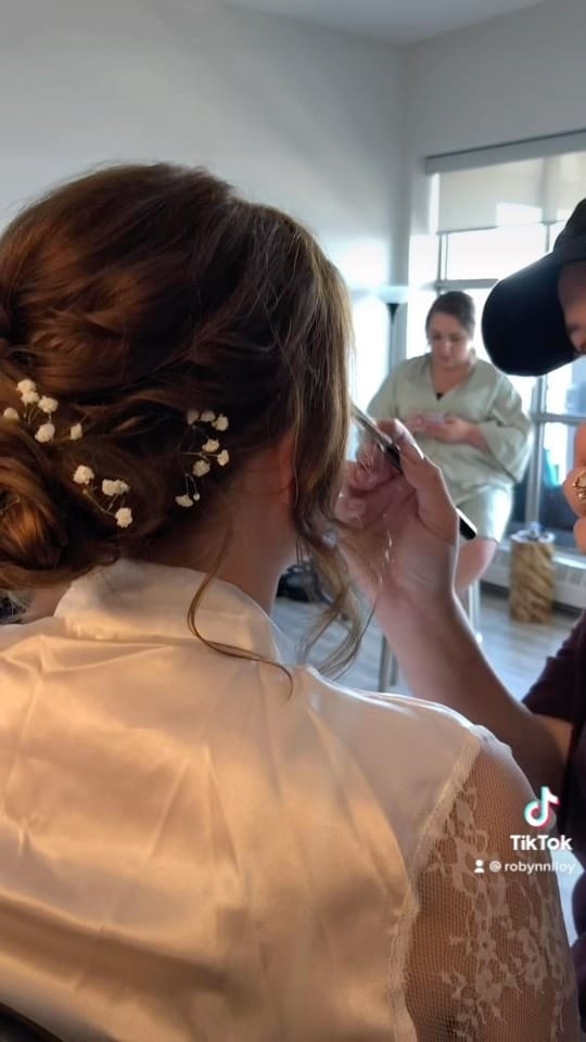 Post 4 by ROBYNN LLOY | WEDDING HAIRSTYLIST on Instagram (video)
