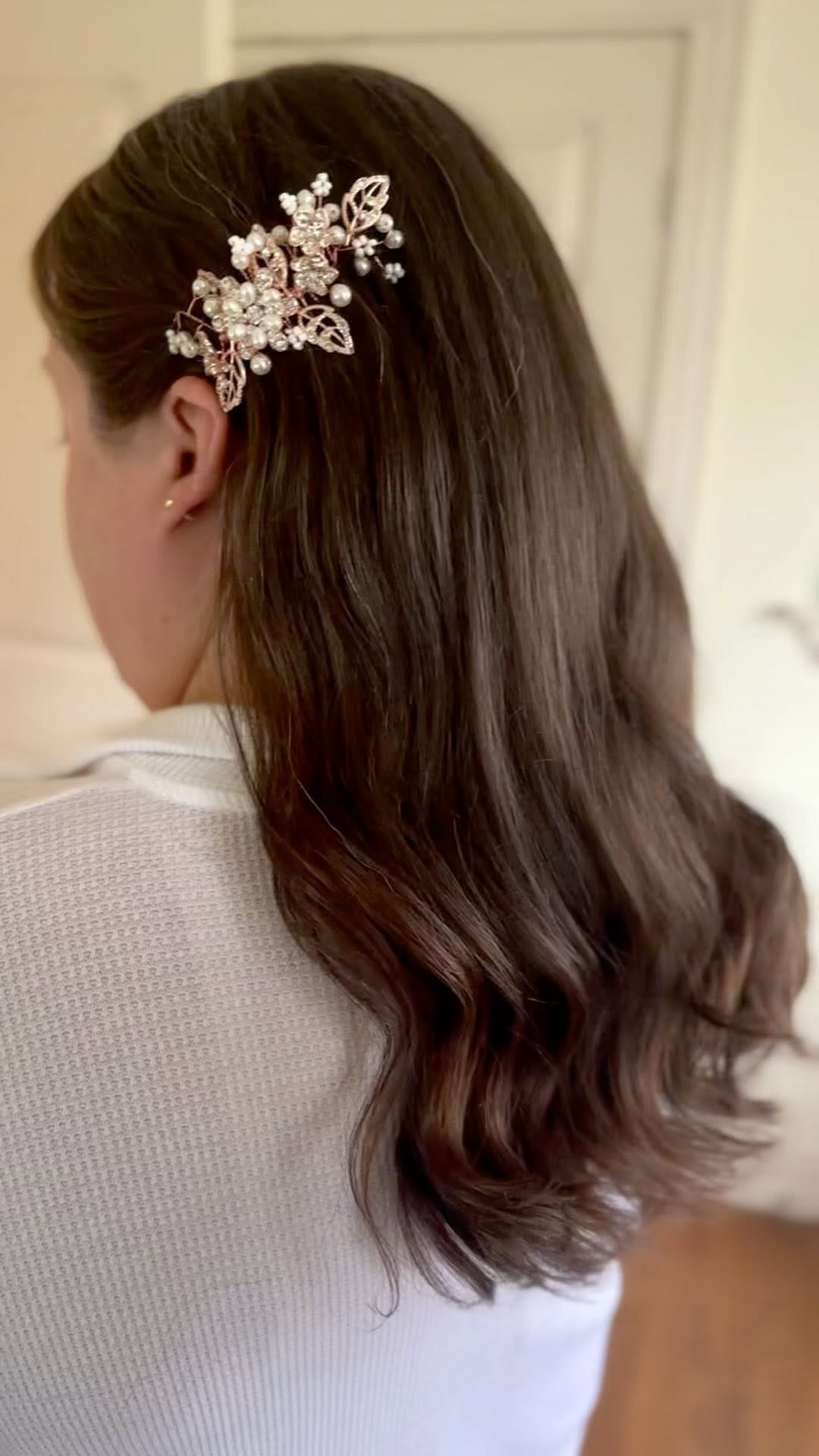 Post 6 by ROBYNN LLOY | WEDDING HAIRSTYLIST on Instagram (video)