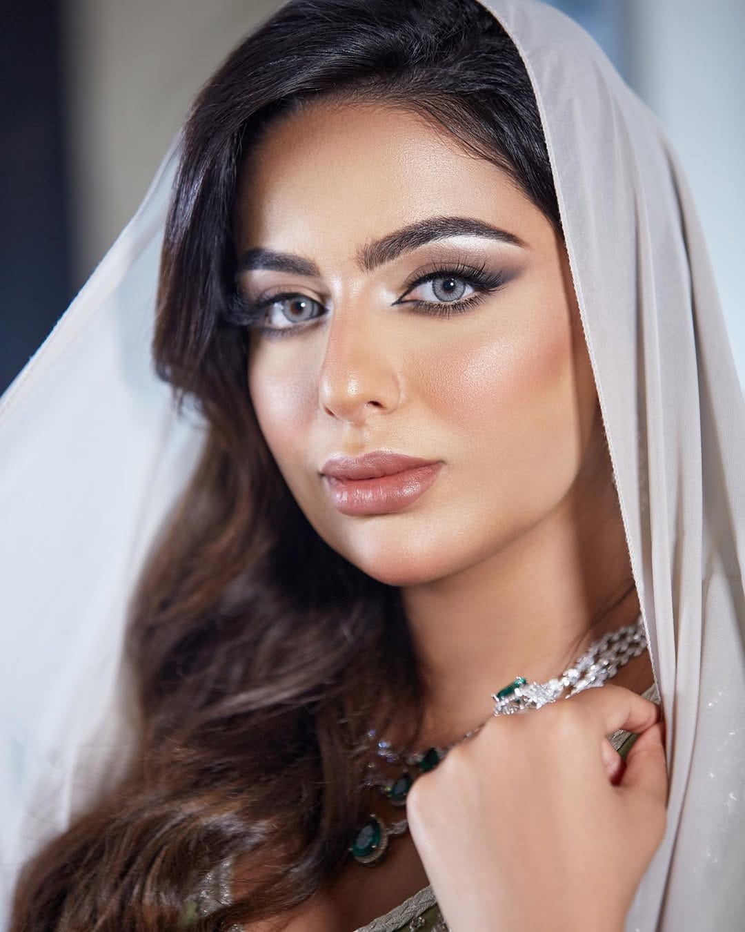 Post 6 by Fatima Alzaabi 🖤💍 on Instagram (carousel)