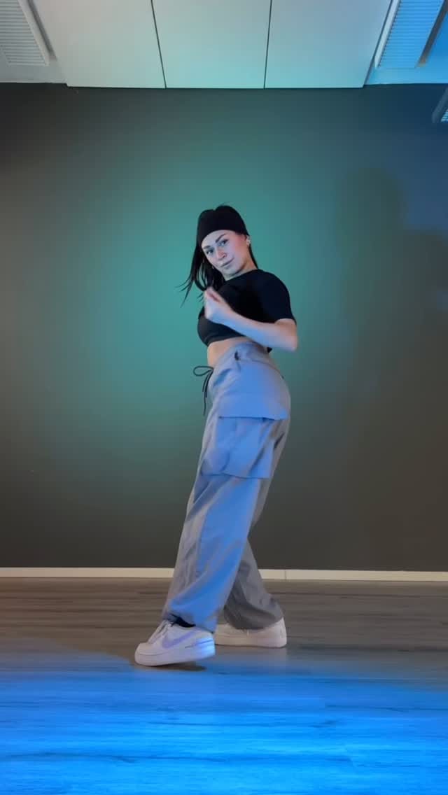 Post 3 by Jennie on Instagram (video)
