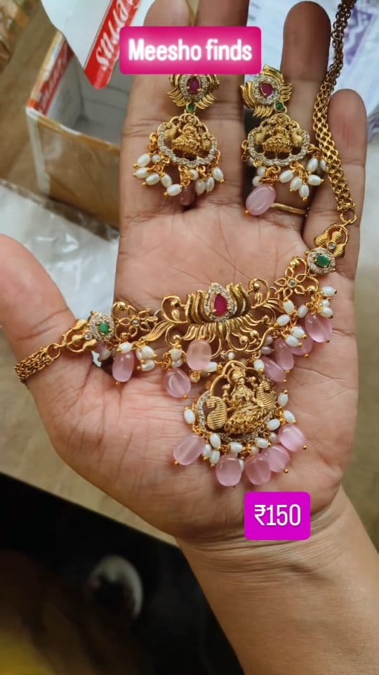 Post 3 by Nani's fashion on Instagram (video)