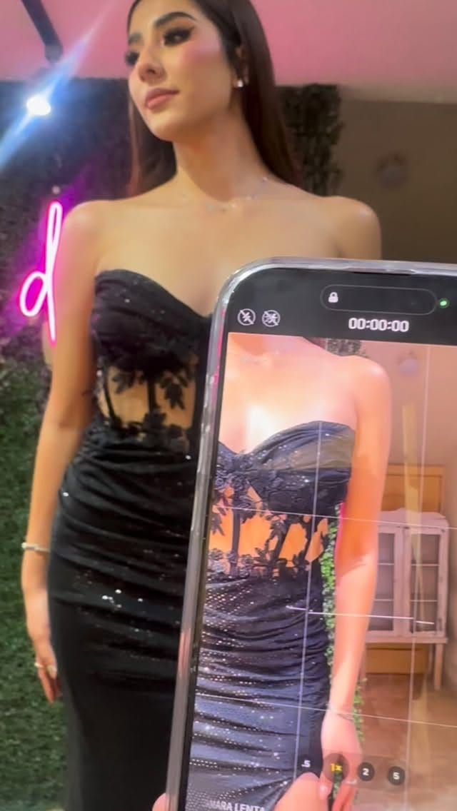 Post 2 by Divine renta de Vestidos on Instagram (video)