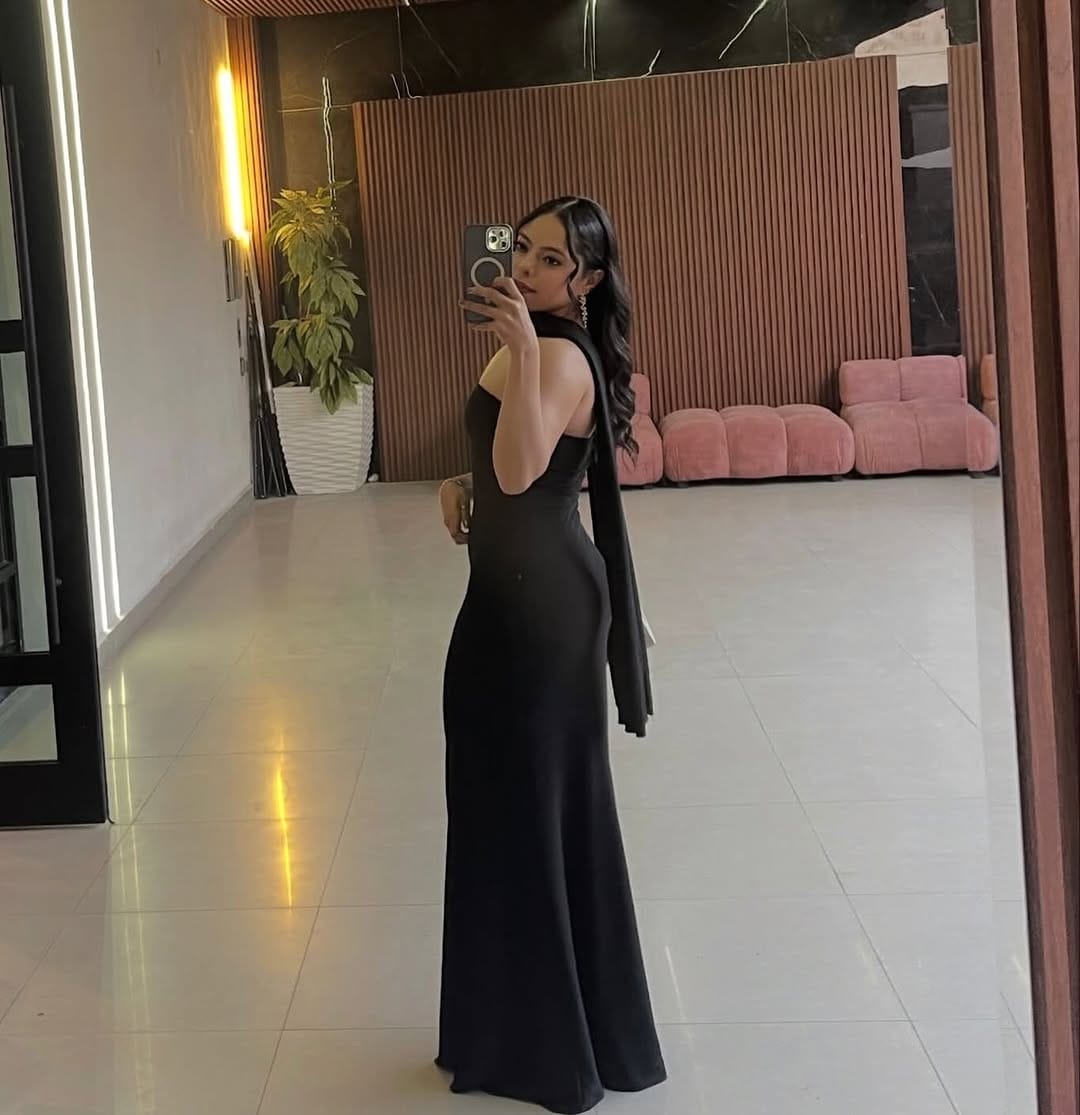 Post 4 by Divine renta de Vestidos on Instagram (image)