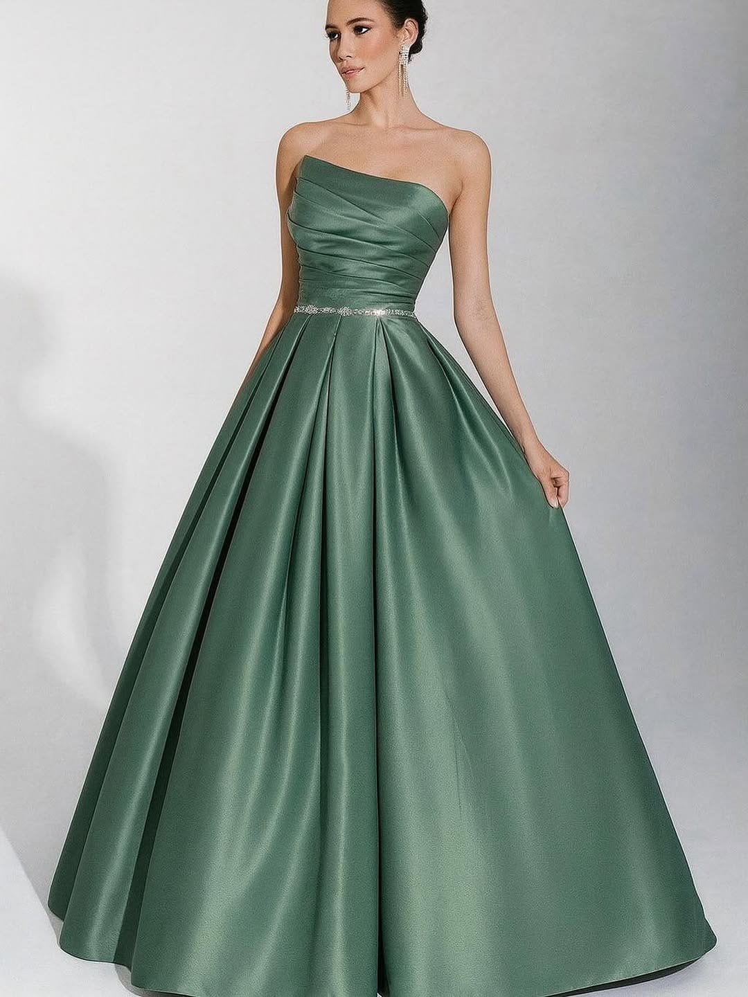 Post 8 by Divine renta de Vestidos on Instagram (image)