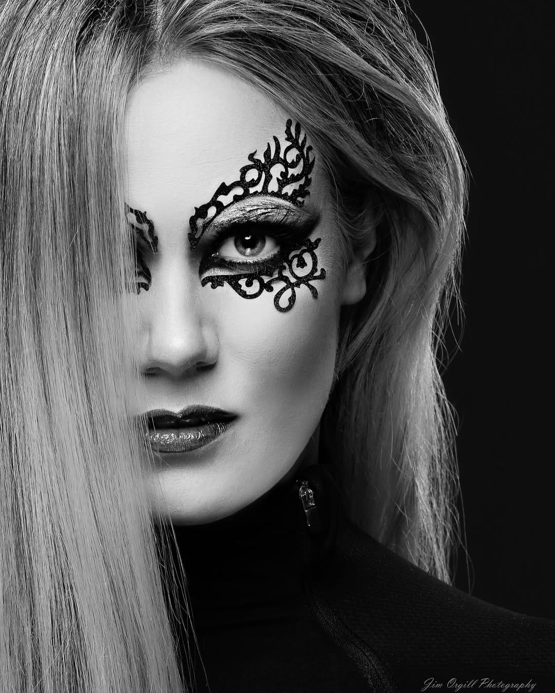 Post 5 by Faryalsmakeup on Instagram (image)