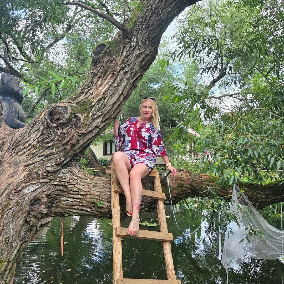 Post 7 by Elizabeth Elizabeth on Instagram (carousel)