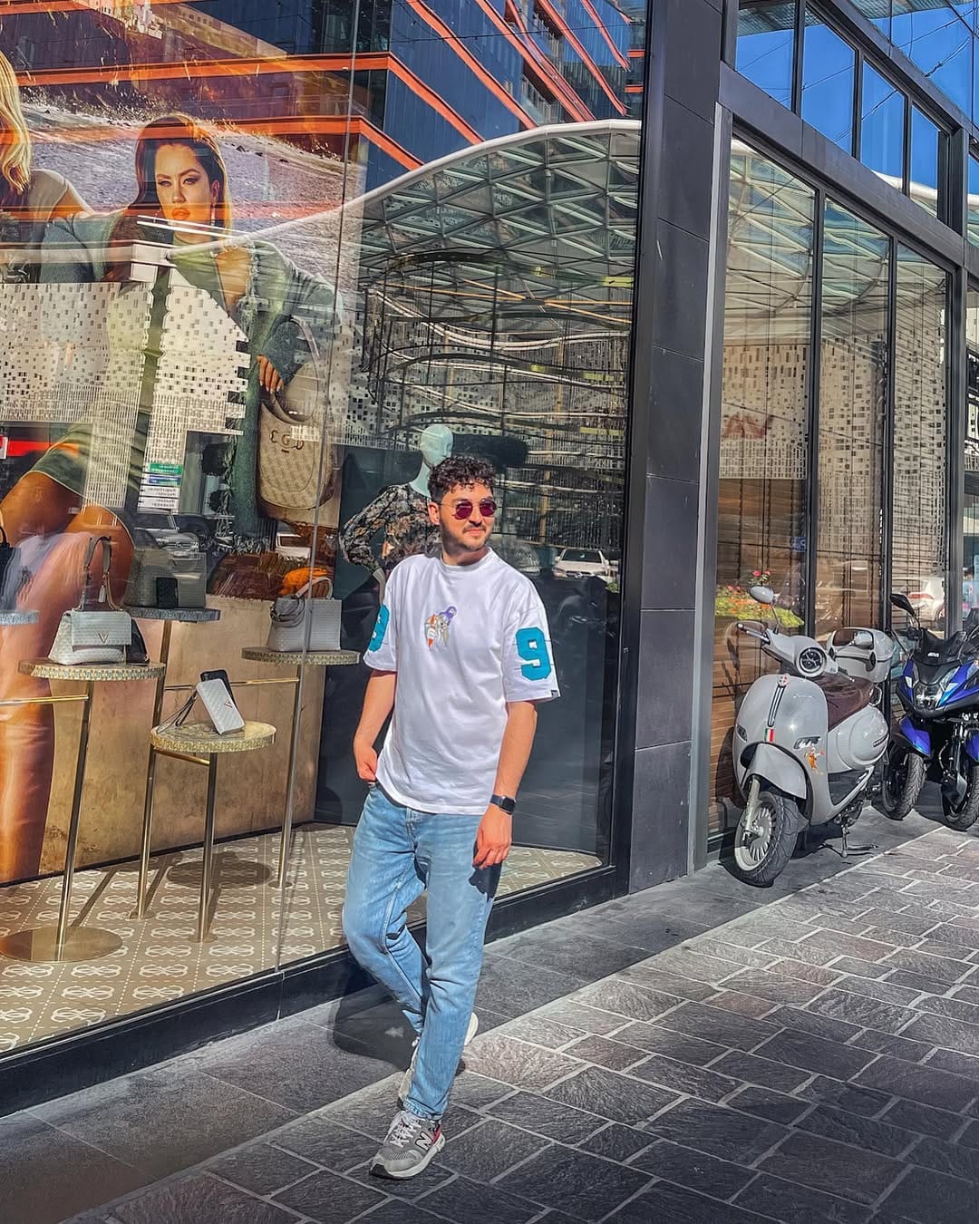 Post 5 by Aziz Han on Instagram (image)