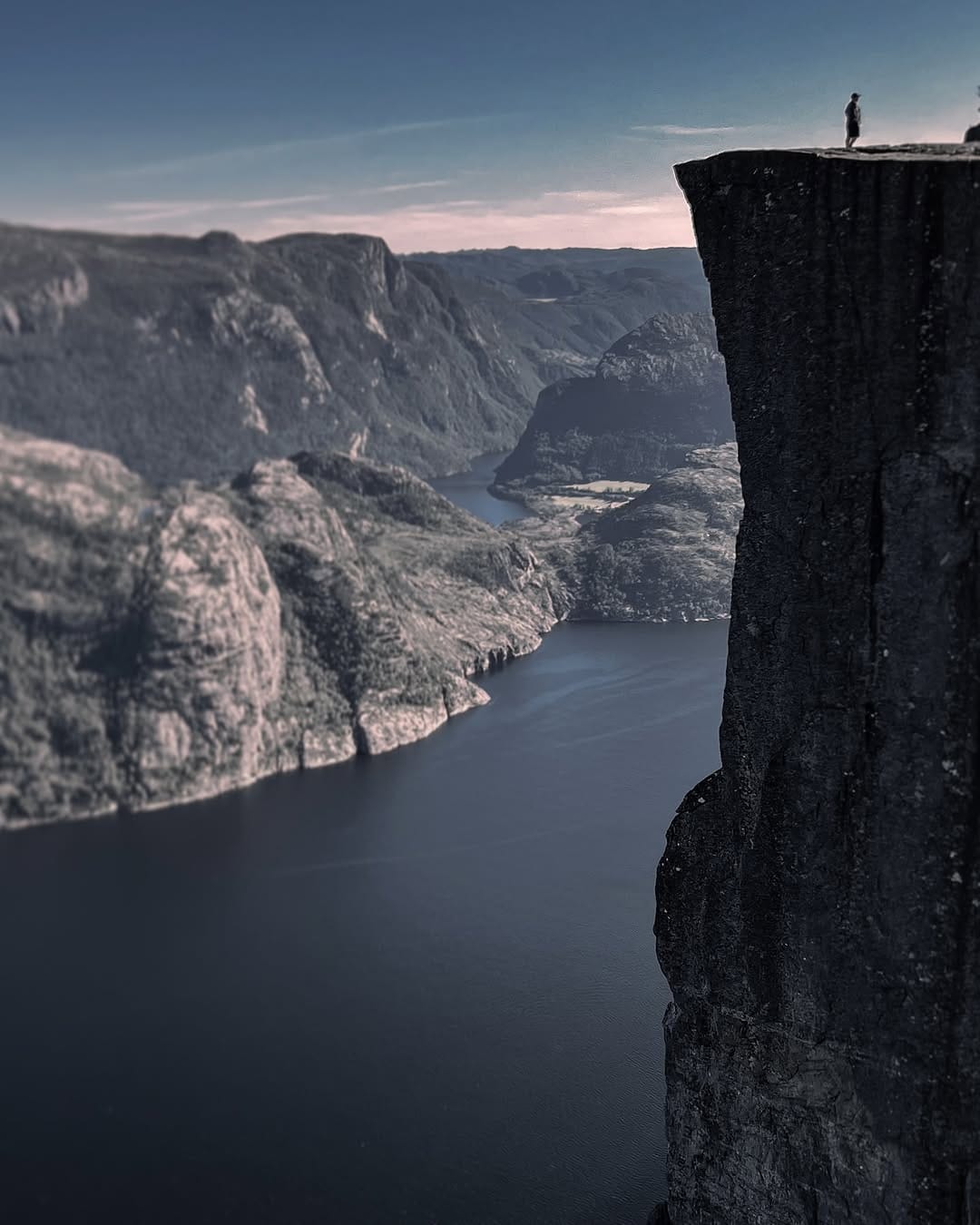 Post 2 by Michaël on Instagram (image)
